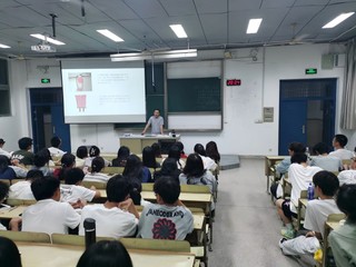 学校保卫干部为全体新生上安全教...